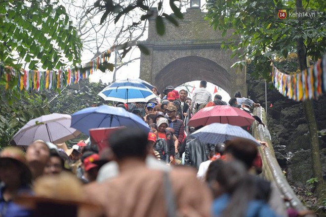 Người dân chen chân hứng nước thánh ở động Hương Tích trong ngày khai hội chùa Hương